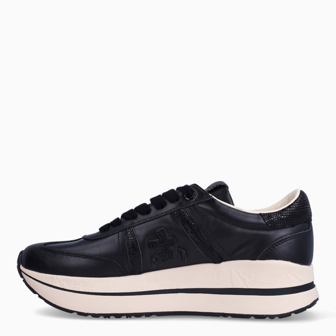 Deportiva de la marca Premiata, modelo BETH. Exterior de la deportiva en naylon color negro con detalle de logo. Interior de la deportiva de piel de color blanco. Cierre de la deportiva con cordones negros. Deportiva con suela de goma, con 4 cm de plataforma. Deportiva con plantilla acolchada para garantizar la máxima comodidad en cada paso. La deportiva de Premiata modelo BETH es una deportiva muy cómoda para el día a día con la que seguro que marcarás estilo y tendencia.