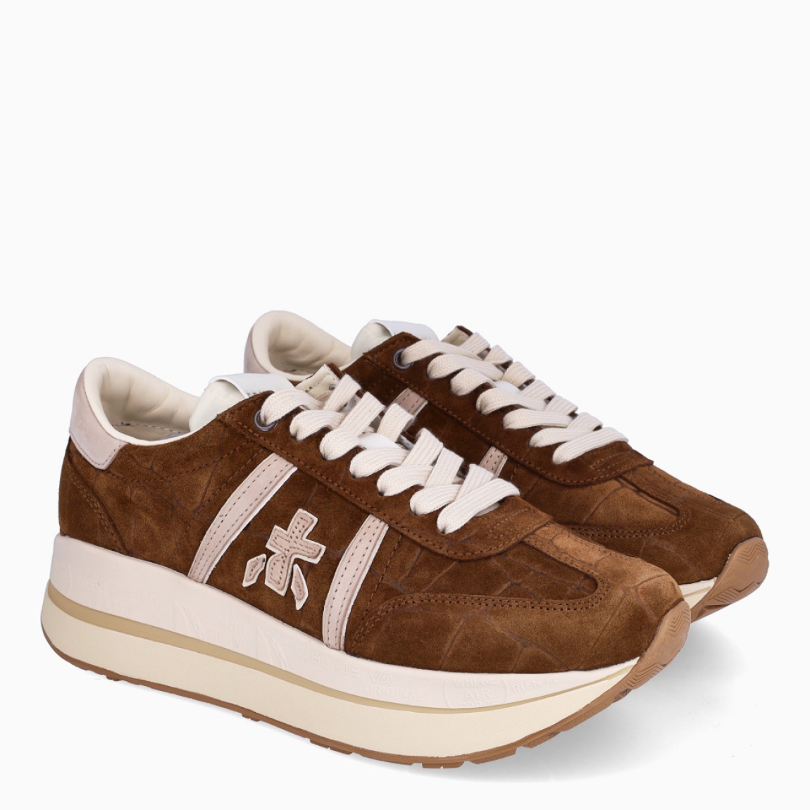 Deportiva de la marca Premiata, modelo BETH. Exterior de la deportiva en naylon color marrón con detalle de logo en blanco. Interior de la deportiva de piel de color blanco. Cierre de la deportiva con cordones blancos. Deportiva con suela de goma, con 4 cm de plataforma. Deportiva con plantilla acolchada para garantizar la máxima comodidad en cada paso. La deportiva de Premiata modelo BETH es una deportiva muy cómoda para el día a día con la que seguro que marcarás estilo y tendencia.