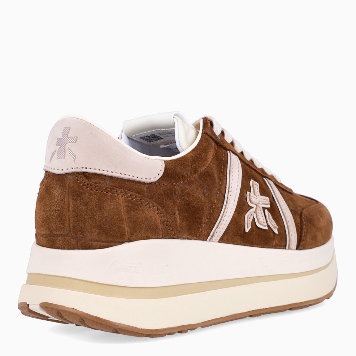 Deportiva de la marca Premiata, modelo BETH. Exterior de la deportiva en naylon color marrón con detalle de logo en blanco. Interior de la deportiva de piel de color blanco. Cierre de la deportiva con cordones blancos. Deportiva con suela de goma, con 4 cm de plataforma. Deportiva con plantilla acolchada para garantizar la máxima comodidad en cada paso. La deportiva de Premiata modelo BETH es una deportiva muy cómoda para el día a día con la que seguro que marcarás estilo y tendencia.