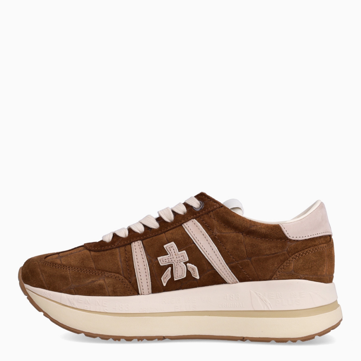 Deportiva de la marca Premiata, modelo BETH. Exterior de la deportiva en naylon color marrón con detalle de logo en blanco. Interior de la deportiva de piel de color blanco. Cierre de la deportiva con cordones blancos. Deportiva con suela de goma, con 4 cm de plataforma. Deportiva con plantilla acolchada para garantizar la máxima comodidad en cada paso. La deportiva de Premiata modelo BETH es una deportiva muy cómoda para el día a día con la que seguro que marcarás estilo y tendencia.