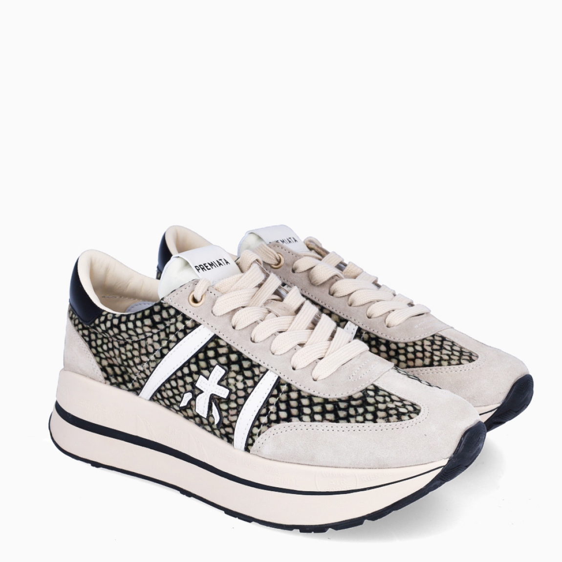 Deportiva de la marca Premiata, modelo BETH. Exterior de la deportiva en textil color beig con detalle de logo en blanco y malla negra. Interior de la deportiva de piel de color blanco. Cierre de la deportiva con cordones blancos. Deportiva con suela de goma, con 4 cm de plataforma. Deportiva con plantilla acolchada para garantizar la máxima comodidad en cada paso. La deportiva de Premiata modelo BETH es una deportiva muy cómoda para el día a día con la que seguro que marcarás estilo y tendencia.