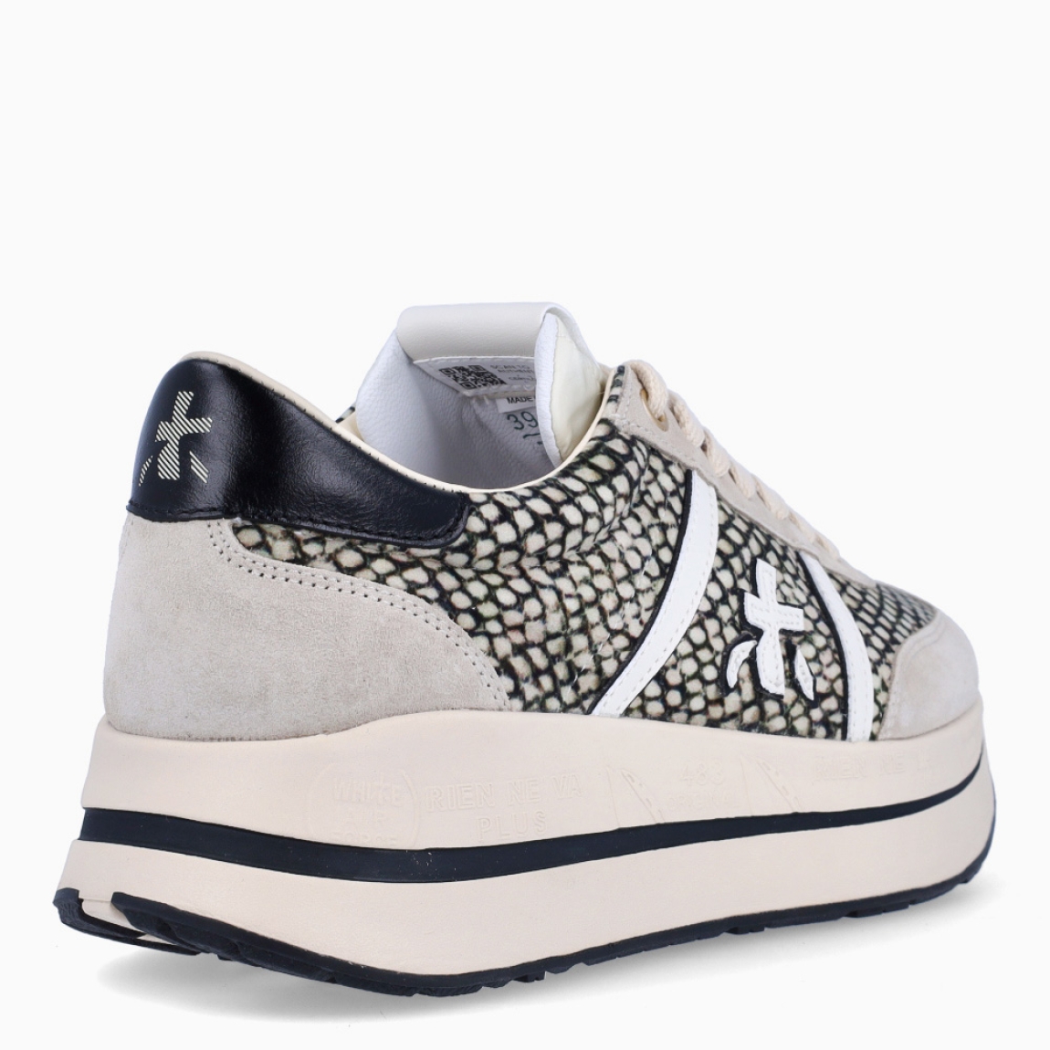 Deportiva de la marca Premiata, modelo BETH. Exterior de la deportiva en textil color beig con detalle de logo en blanco y malla negra. Interior de la deportiva de piel de color blanco. Cierre de la deportiva con cordones blancos. Deportiva con suela de goma, con 4 cm de plataforma. Deportiva con plantilla acolchada para garantizar la máxima comodidad en cada paso. La deportiva de Premiata modelo BETH es una deportiva muy cómoda para el día a día con la que seguro que marcarás estilo y tendencia.