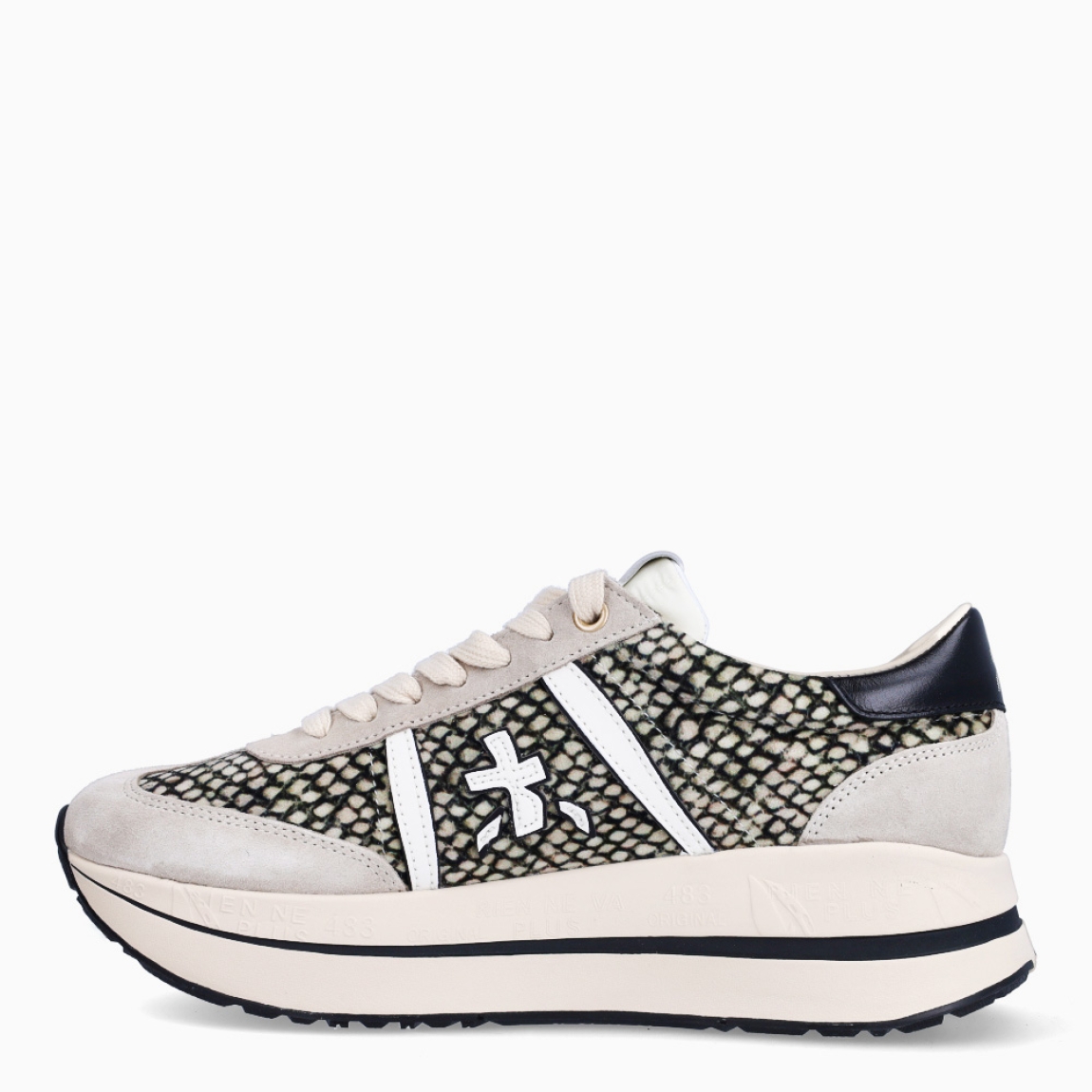 Deportiva de la marca Premiata, modelo BETH. Exterior de la deportiva en textil color beig con detalle de logo en blanco y malla negra. Interior de la deportiva de piel de color blanco. Cierre de la deportiva con cordones blancos. Deportiva con suela de goma, con 4 cm de plataforma. Deportiva con plantilla acolchada para garantizar la máxima comodidad en cada paso. La deportiva de Premiata modelo BETH es una deportiva muy cómoda para el día a día con la que seguro que marcarás estilo y tendencia.