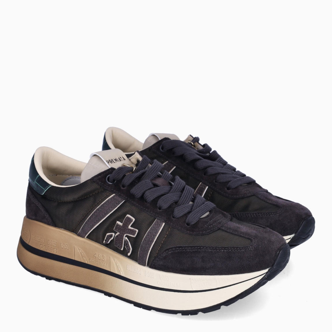 Deportiva de la marca Premiata, modelo BETH. Exterior de la deportiva en naylon color negro con detalle de logo en lateral. Interior de la deportiva de piel de color blanco. Cierre de la deportiva con cordones negros y detalla de talón en piel con efecto cocodrilo. Deportiva con suela de goma, con 4 cm de plataforma. Deportiva con plantilla acolchada para garantizar la máxima comodidad en cada paso. La deportiva de Premiata modelo BETH es una deportiva muy cómoda para el día a día con la que seguro que marcarás estilo y tendencia.