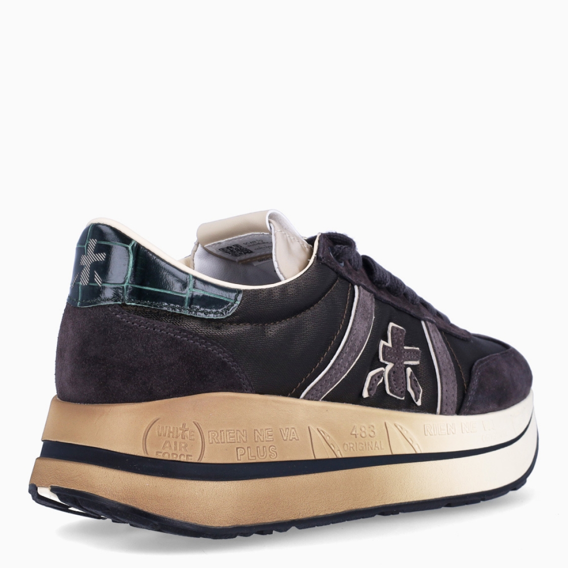 Deportiva de la marca Premiata, modelo BETH. Exterior de la deportiva en naylon color negro con detalle de logo en lateral. Interior de la deportiva de piel de color blanco. Cierre de la deportiva con cordones negros y detalla de talón en piel con efecto cocodrilo. Deportiva con suela de goma, con 4 cm de plataforma. Deportiva con plantilla acolchada para garantizar la máxima comodidad en cada paso. La deportiva de Premiata modelo BETH es una deportiva muy cómoda para el día a día con la que seguro que marcarás estilo y tendencia.