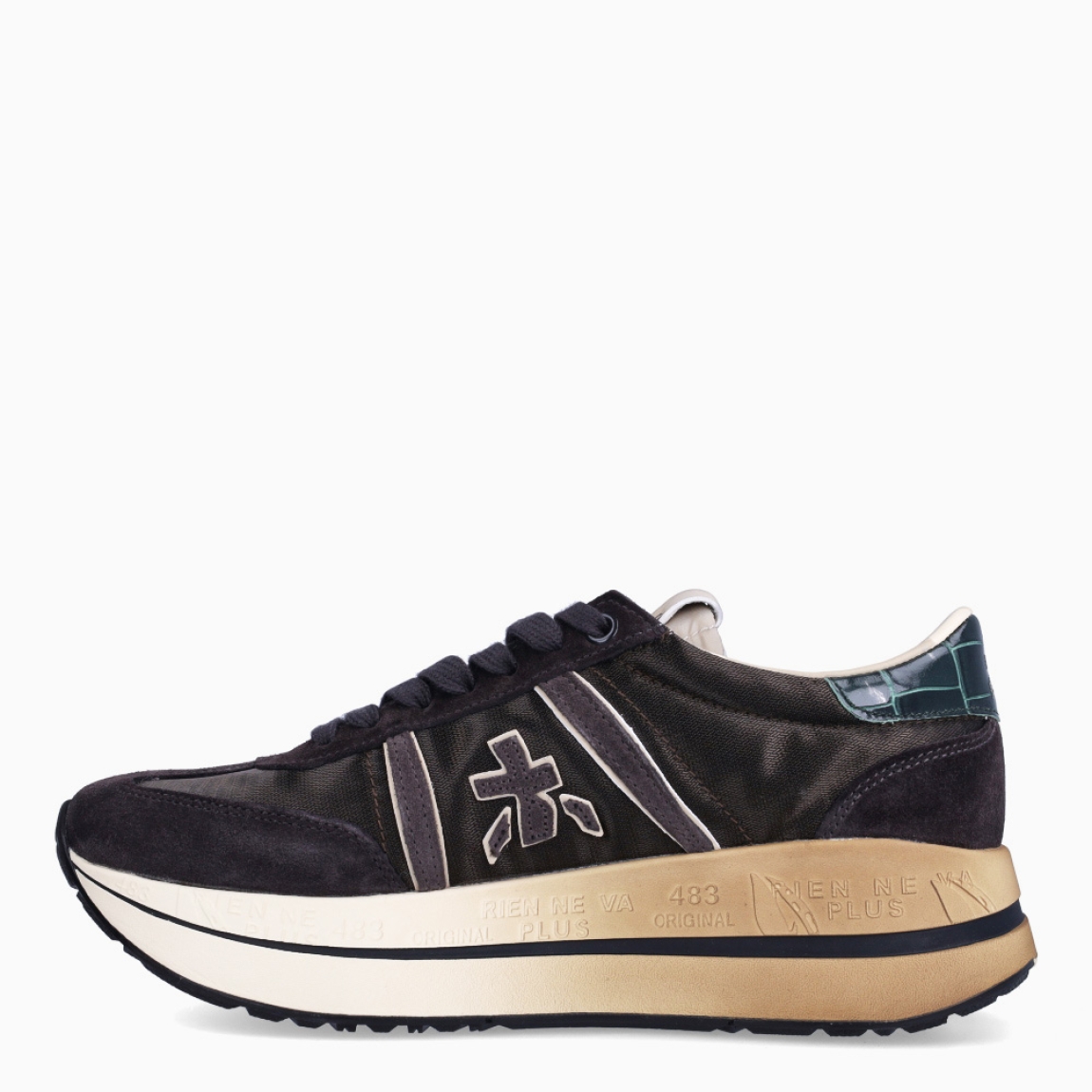 Deportiva de la marca Premiata, modelo BETH. Exterior de la deportiva en naylon color negro con detalle de logo en lateral. Interior de la deportiva de piel de color blanco. Cierre de la deportiva con cordones negros y detalla de talón en piel con efecto cocodrilo. Deportiva con suela de goma, con 4 cm de plataforma. Deportiva con plantilla acolchada para garantizar la máxima comodidad en cada paso. La deportiva de Premiata modelo BETH es una deportiva muy cómoda para el día a día con la que seguro que marcarás estilo y tendencia.
