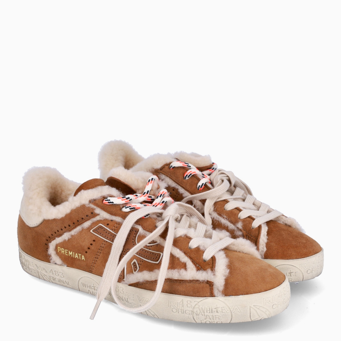 Deportivas de la marca Premiata, modelo STEVEND. Exterior de las deportivas en ante color camel. Interior de las deportivas en borrego. Cierre de las deportivas con doble cordones, blancos y colores a tono. Deportivas Premiata Stevend tienen el diseño perfecto para temporada, no puede faltar este modelo clásico en tu armario!