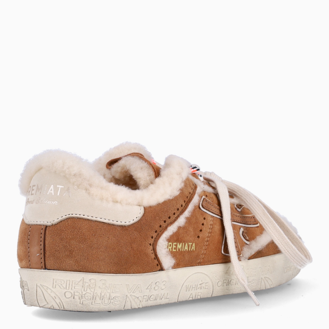 Deportivas de la marca Premiata, modelo STEVEND. Exterior de las deportivas en ante color camel. Interior de las deportivas en borrego. Cierre de las deportivas con doble cordones, blancos y colores a tono. Deportivas Premiata Stevend tienen el diseño perfecto para temporada, no puede faltar este modelo clásico en tu armario!