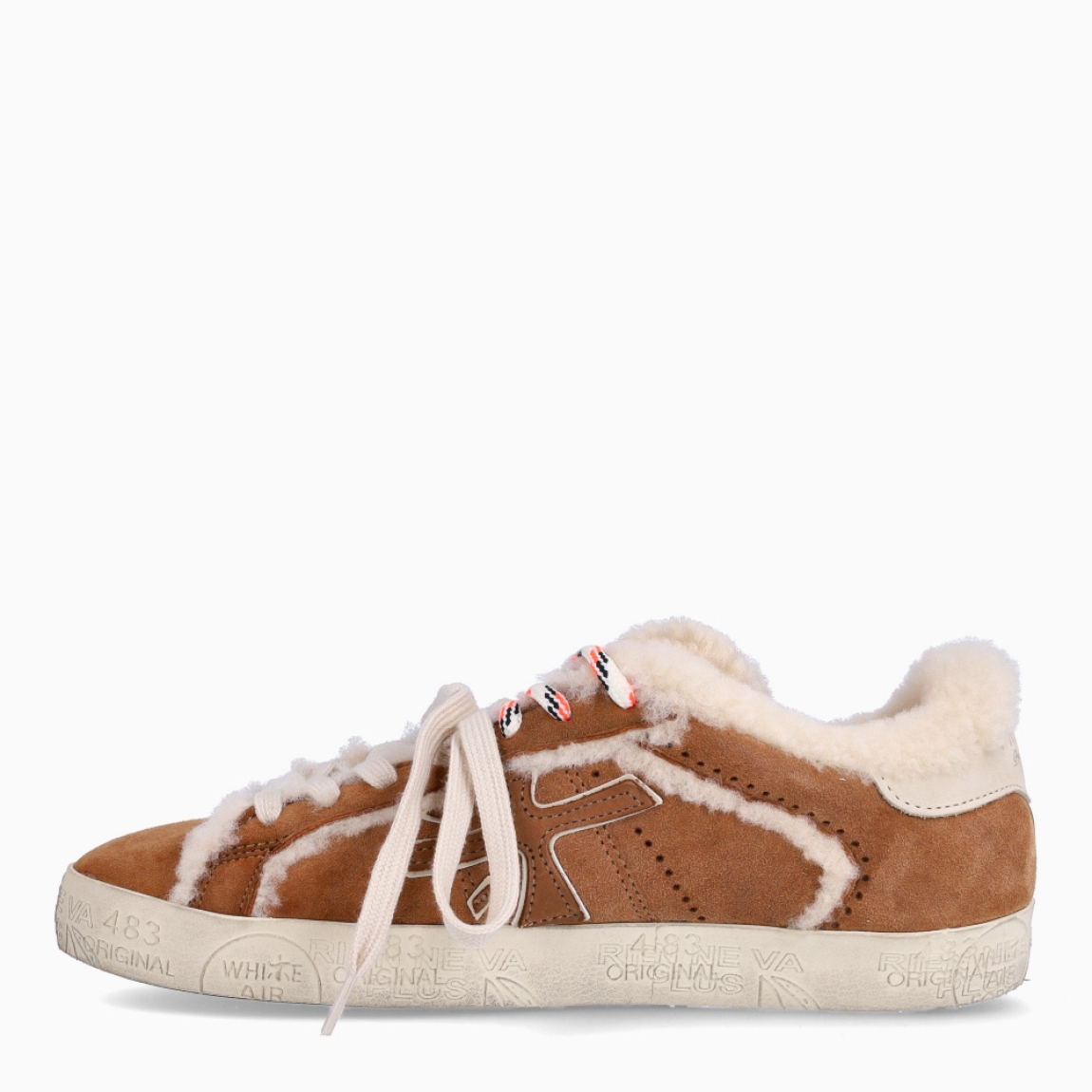 Deportivas de la marca Premiata, modelo STEVEND. Exterior de las deportivas en ante color camel. Interior de las deportivas en borrego. Cierre de las deportivas con doble cordones, blancos y colores a tono. Deportivas Premiata Stevend tienen el diseño perfecto para temporada, no puede faltar este modelo clásico en tu armario!
