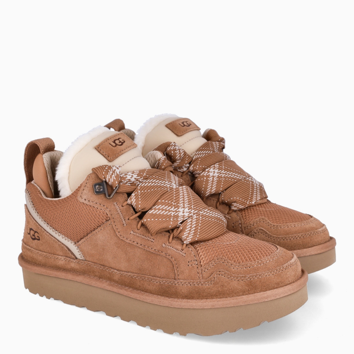 Deportivas de la marca UGG, modelo LOWMEL. Exterior en ante color camel con logotipo grabado. Interior en piel acolchada para máxima comodidad. Cierre de las deportivas con cordones bicolor. Suela de goma con plataforma de 3cm de altura. Estas deportivas UGG LOWMEL tienen el equilibrio perfecto entre transpirabilidad y calor. Son ideales para tu día a día!