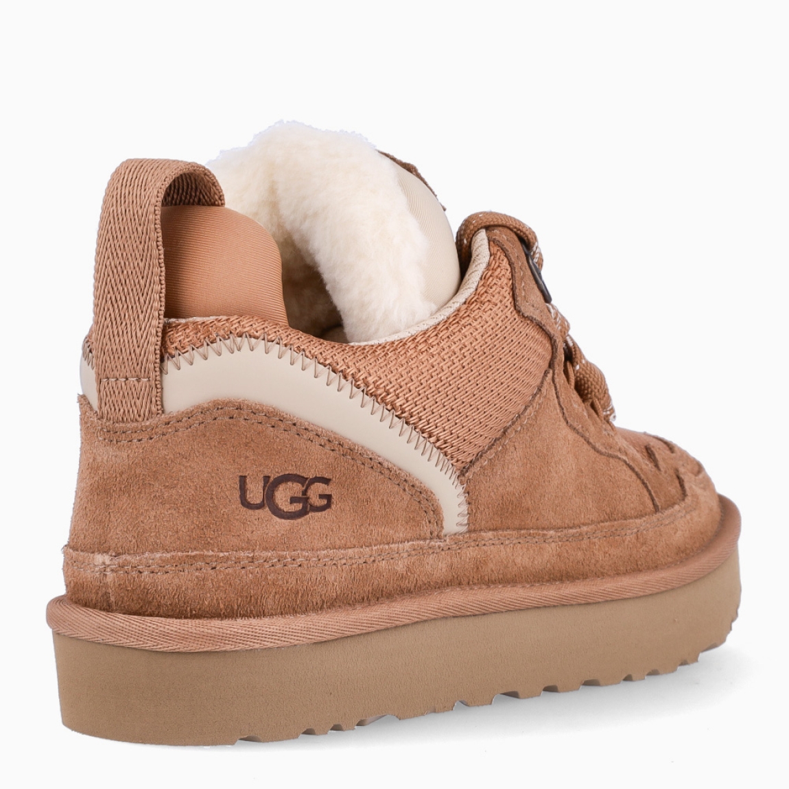 Deportivas de la marca UGG, modelo LOWMEL. Exterior en ante color camel con logotipo grabado. Interior en piel acolchada para máxima comodidad. Cierre de las deportivas con cordones bicolor. Suela de goma con plataforma de 3cm de altura. Estas deportivas UGG LOWMEL tienen el equilibrio perfecto entre transpirabilidad y calor. Son ideales para tu día a día!