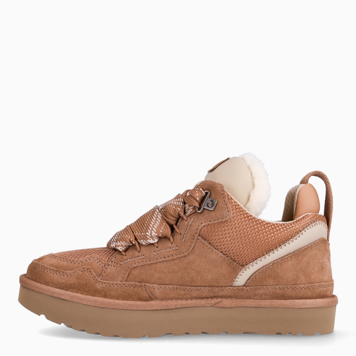 Deportivas de la marca UGG, modelo LOWMEL. Exterior en ante color camel con logotipo grabado. Interior en piel acolchada para máxima comodidad. Cierre de las deportivas con cordones bicolor. Suela de goma con plataforma de 3cm de altura. Estas deportivas UGG LOWMEL tienen el equilibrio perfecto entre transpirabilidad y calor. Son ideales para tu día a día!