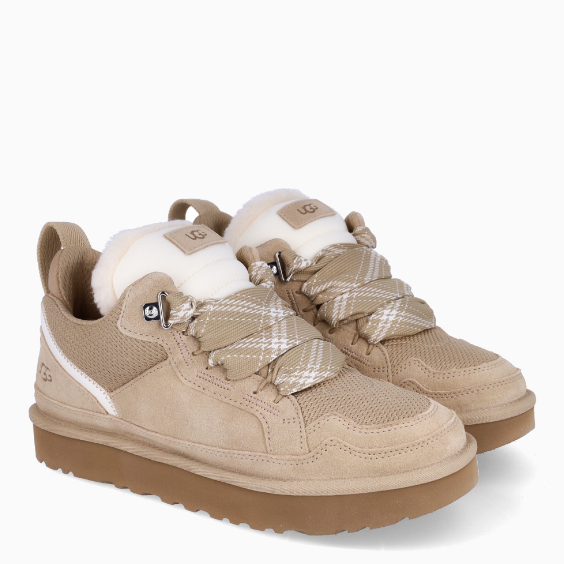 Deportivas de la marca UGG, modelo LOWMEL. Exterior en ante color crema con logotipo grabado. Interior en piel acolchada para máxima comodidad. Cierre de las deportivas con cordones bicolor. Suela de goma con plataforma de 3cm de altura. Estas deportivas UGG LOWMEL tienen el equilibrio perfecto entre transpirabilidad y calor. Son ideales para tu día a día!