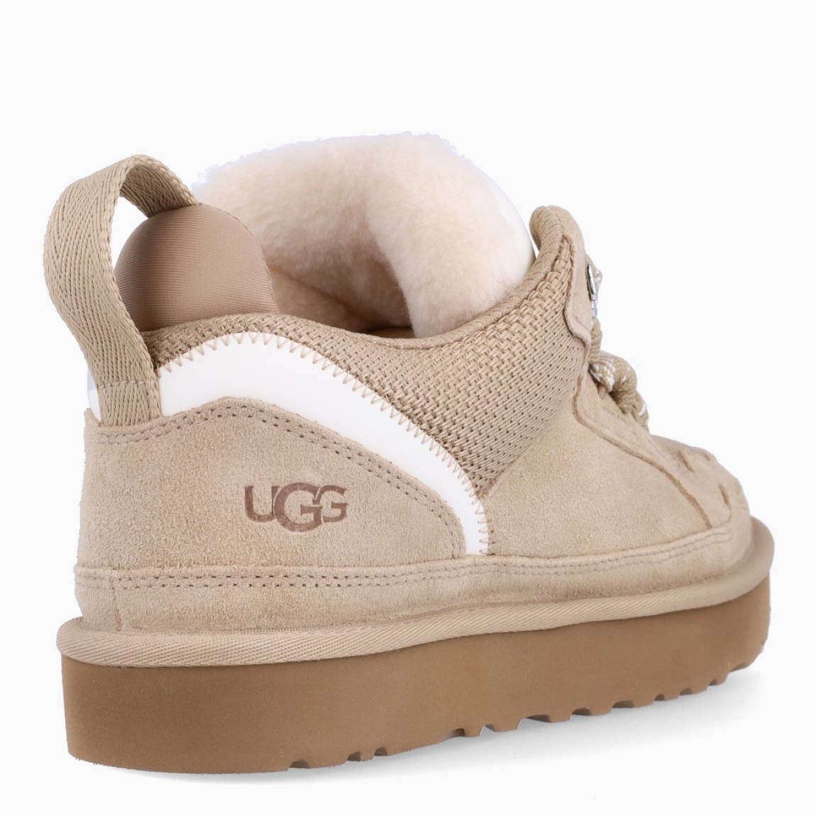 Deportivas de la marca UGG, modelo LOWMEL. Exterior en ante color crema con logotipo grabado. Interior en piel acolchada para máxima comodidad. Cierre de las deportivas con cordones bicolor. Suela de goma con plataforma de 3cm de altura. Estas deportivas UGG LOWMEL tienen el equilibrio perfecto entre transpirabilidad y calor. Son ideales para tu día a día!