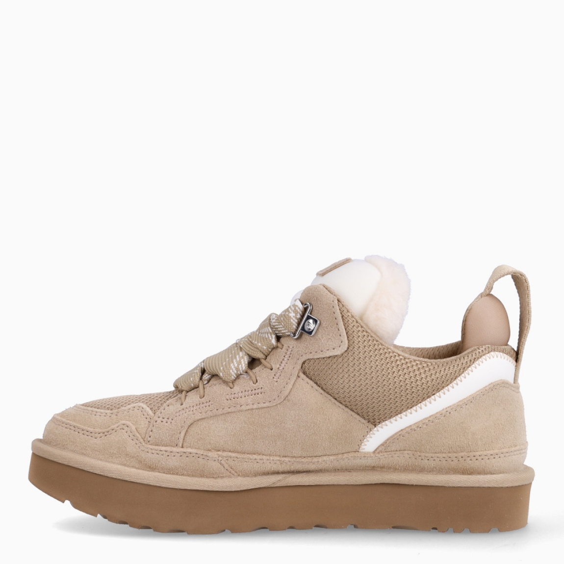 Deportivas de la marca UGG, modelo LOWMEL. Exterior en ante color crema con logotipo grabado. Interior en piel acolchada para máxima comodidad. Cierre de las deportivas con cordones bicolor. Suela de goma con plataforma de 3cm de altura. Estas deportivas UGG LOWMEL tienen el equilibrio perfecto entre transpirabilidad y calor. Son ideales para tu día a día!