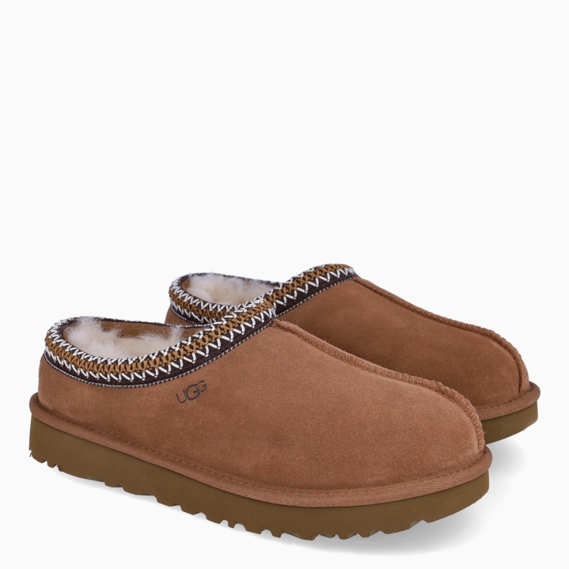 Zuecos de la marca UGG, modelo TAZZ. Exterior en ante color camel con logotipo grabado. Interior con forro y plantilla suave. Suela de los zuecos de goma con plataforma de 2cm de altura. Estos zuecos UGG TAZZ son la tendencia de temporada, combina un estilo moderno y una comodidad única que no te puede faltar!