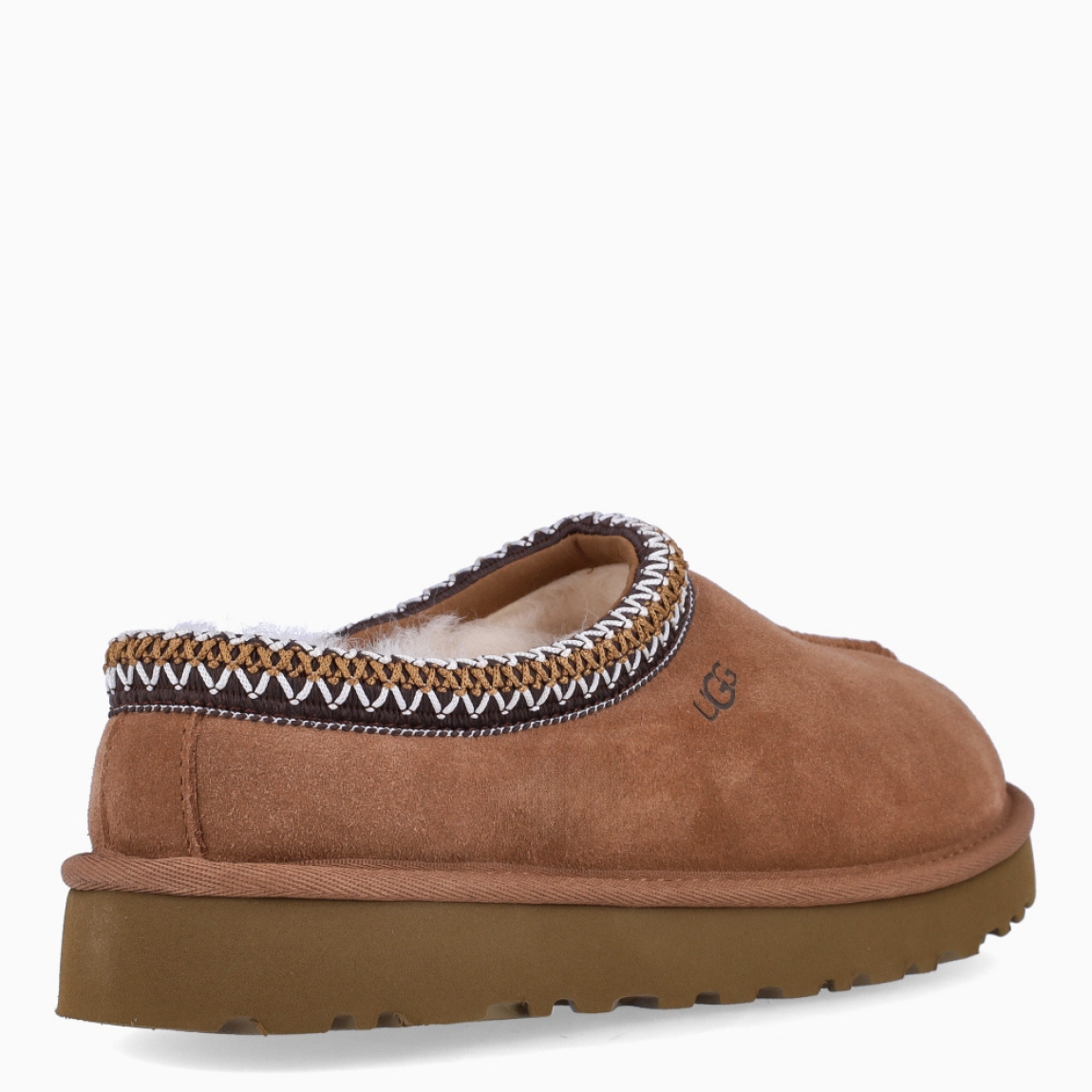 Zuecos de la marca UGG, modelo TAZZ. Exterior en ante color camel con logotipo grabado. Interior con forro y plantilla suave. Suela de los zuecos de goma con plataforma de 2cm de altura. Estos zuecos UGG TAZZ son la tendencia de temporada, combina un estilo moderno y una comodidad única que no te puede faltar!