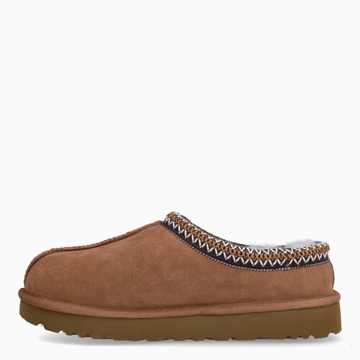 Zuecos de la marca UGG, modelo TAZZ. Exterior en ante color camel con logotipo grabado. Interior con forro y plantilla suave. Suela de los zuecos de goma con plataforma de 2cm de altura. Estos zuecos UGG TAZZ son la tendencia de temporada, combina un estilo moderno y una comodidad única que no te puede faltar!