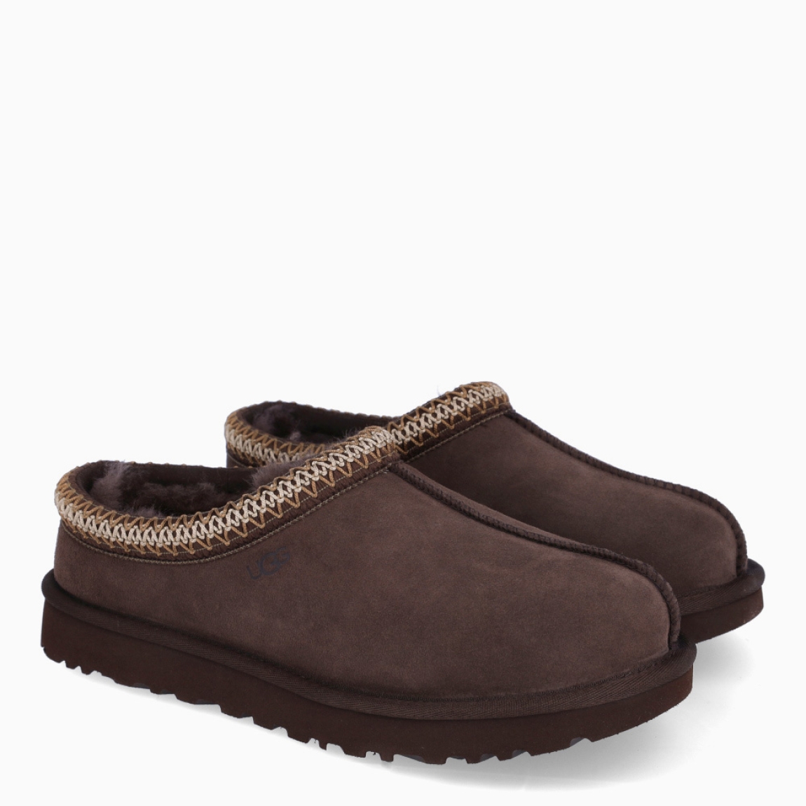 Zuecos de la marca UGG, modelo TAZZ. Exterior en ante color marrón oscuro con logotipo grabado. Interior con forro y plantilla suave. Suela de los zuecos de goma con plataforma de 2cm de altura. Estos zuecos UGG TAZZ son la tendencia de temporada, combina un estilo moderno y una comodidad única que no te puede faltar!