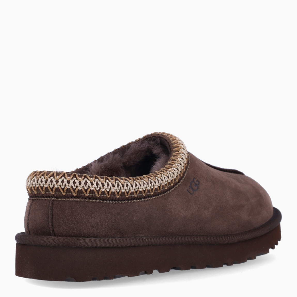 Zuecos de la marca UGG, modelo TAZZ. Exterior en ante color marrón oscuro con logotipo grabado. Interior con forro y plantilla suave. Suela de los zuecos de goma con plataforma de 2cm de altura. Estos zuecos UGG TAZZ son la tendencia de temporada, combina un estilo moderno y una comodidad única que no te puede faltar!
