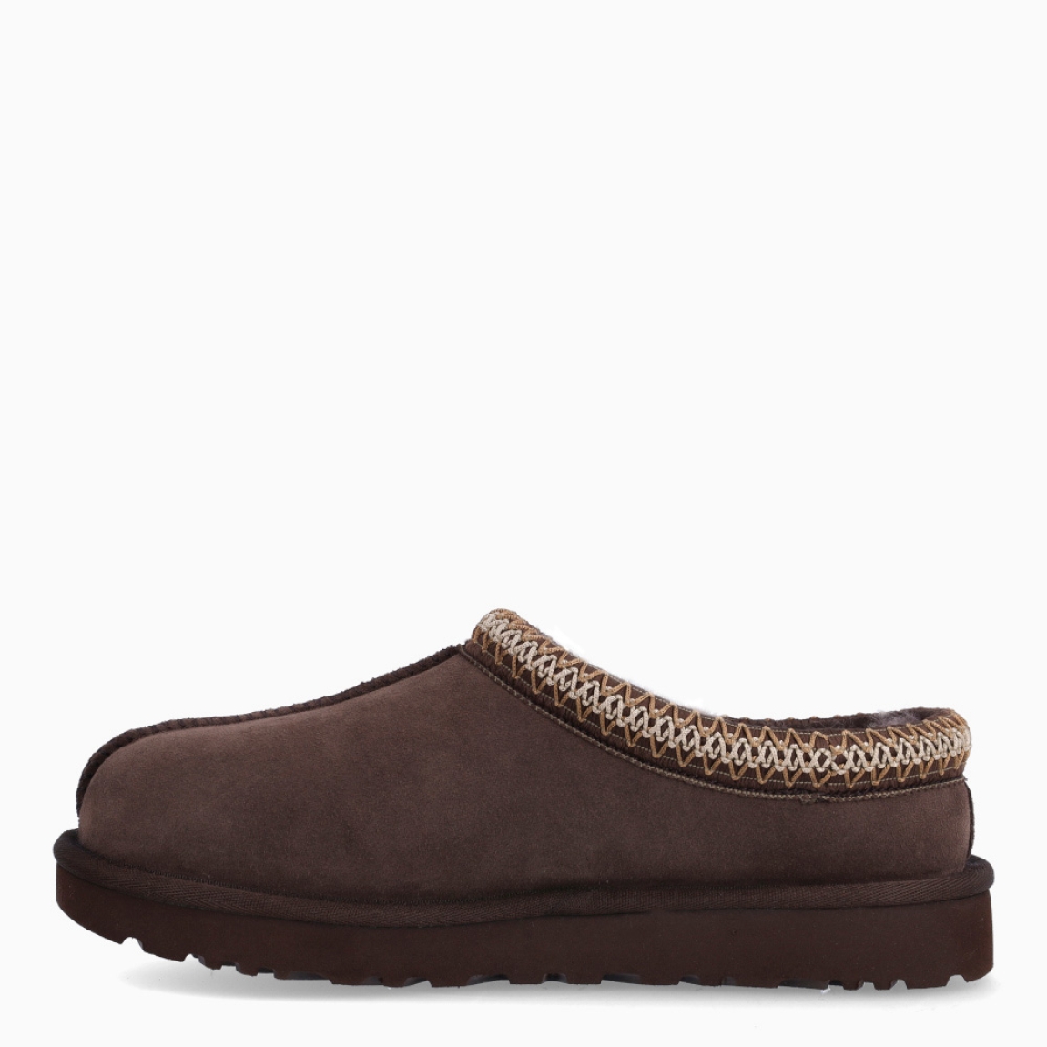 Zuecos de la marca UGG, modelo TAZZ. Exterior en ante color marrón oscuro con logotipo grabado. Interior con forro y plantilla suave. Suela de los zuecos de goma con plataforma de 2cm de altura. Estos zuecos UGG TAZZ son la tendencia de temporada, combina un estilo moderno y una comodidad única que no te puede faltar!