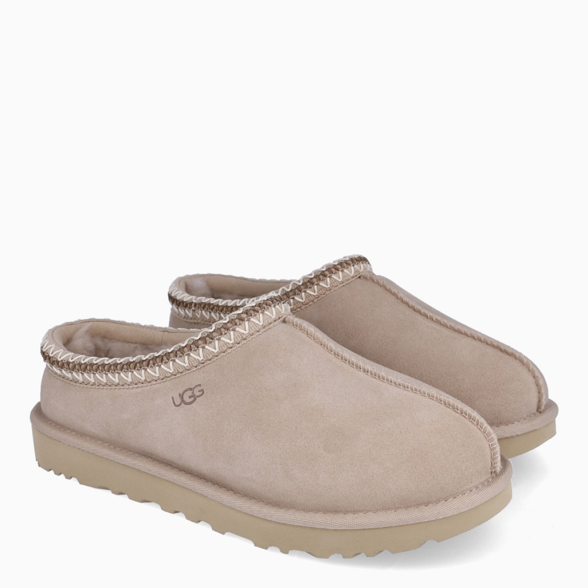 Zuecos de la marca UGG, modelo TAZZ. Exterior en ante color camel con logotipo grabado. Interior con forro y plantilla suave. Suela de los zuecos de goma con plataforma de 2cm de altura. Estos zuecos UGG TAZZ son la tendencia de temporada, combina un estilo moderno y una comodidad única que no te puede faltar!
