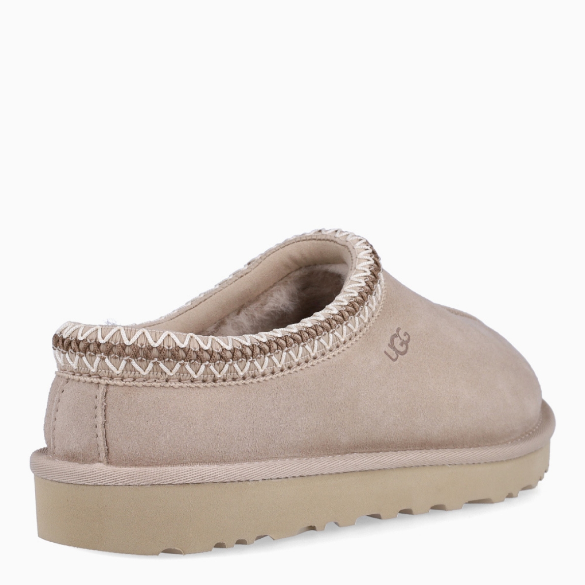 Zuecos de la marca UGG, modelo TAZZ. Exterior en ante color camel con logotipo grabado. Interior con forro y plantilla suave. Suela de los zuecos de goma con plataforma de 2cm de altura. Estos zuecos UGG TAZZ son la tendencia de temporada, combina un estilo moderno y una comodidad única que no te puede faltar!