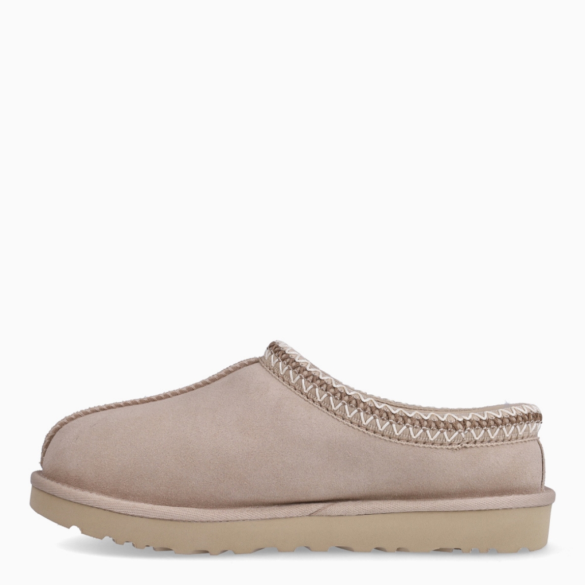 Zuecos de la marca UGG, modelo TAZZ. Exterior en ante color camel con logotipo grabado. Interior con forro y plantilla suave. Suela de los zuecos de goma con plataforma de 2cm de altura. Estos zuecos UGG TAZZ son la tendencia de temporada, combina un estilo moderno y una comodidad única que no te puede faltar!