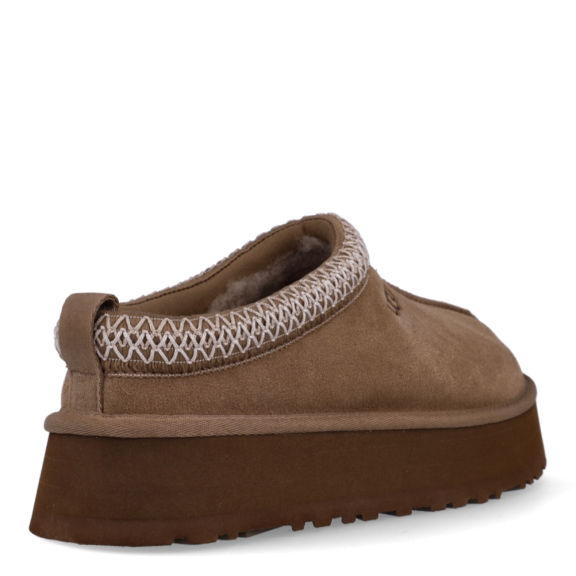 Zuecos TAZZ II de UGG en ante color camel de piel de oveja ultrasuave con logotipo UGG grabado. Interior y plantilla forrado de pelo de oveja natural. Suela de los zuecos de goma eva de caña de azucar con plataforma de 4,4cm de altura. Estos zuecos UGG TAZZ II son la tendencia de temporada, combina un estilo moderno y una comodidad única que no te puede faltar!