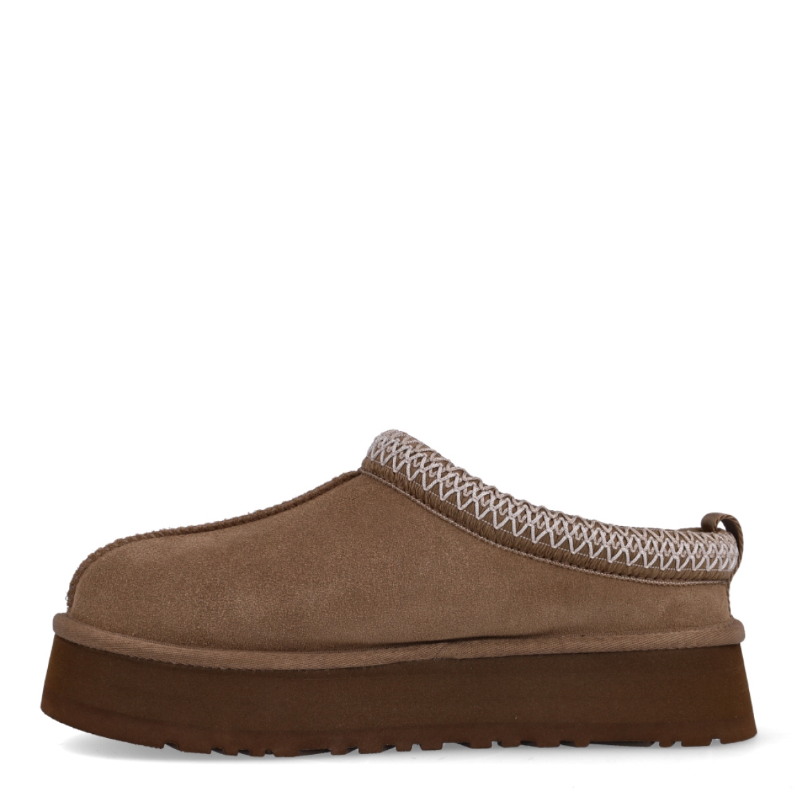 Zuecos TAZZ II de UGG en ante color camel de piel de oveja ultrasuave con logotipo UGG grabado. Interior y plantilla forrado de pelo de oveja natural. Suela de los zuecos de goma eva de caña de azucar con plataforma de 4,4cm de altura. Estos zuecos UGG TAZZ II son la tendencia de temporada, combina un estilo moderno y una comodidad única que no te puede faltar!