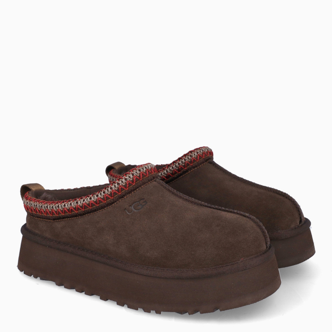Zuecos TAZZ II de UGG en DUSTED COCOA / marrón oscuro. Exterior en ante color marrón oscuro de piel de oveja ultrasuave con logotipo UGG grabado. Interior y plantilla forrado de pelo de oveja natural. Suela de los zuecos de goma eva de caña de azucar con plataforma de 4,4cm de altura. Estos zuecos UGG TAZZ II son la tendencia de temporada, combina un estilo moderno y una comodidad única que no te puede faltar!