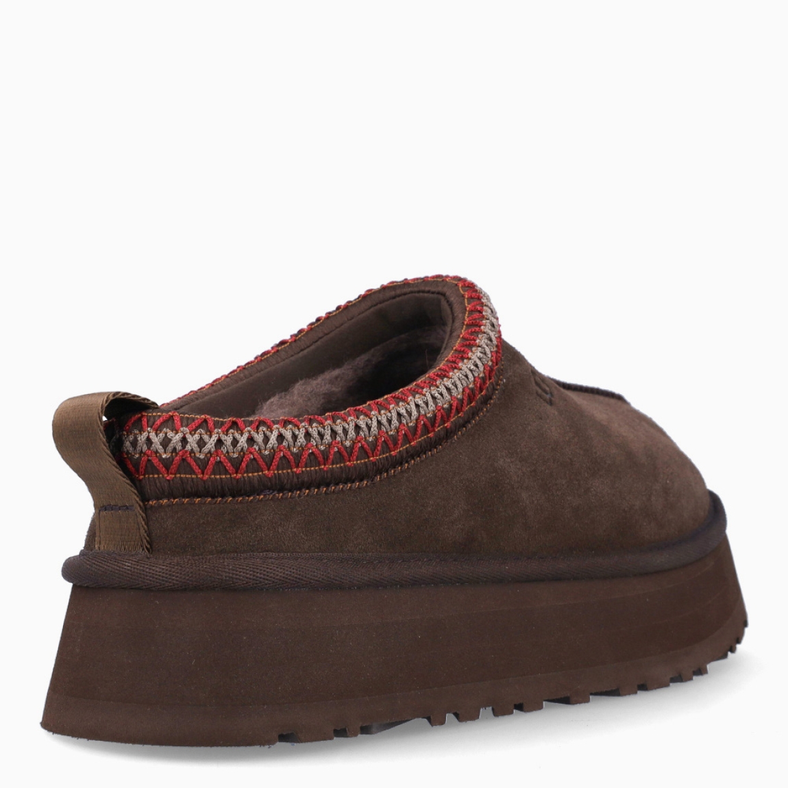 Zuecos TAZZ II de UGG en DUSTED COCOA / marrón oscuro. Exterior en ante color marrón oscuro de piel de oveja ultrasuave con logotipo UGG grabado. Interior y plantilla forrado de pelo de oveja natural. Suela de los zuecos de goma eva de caña de azucar con plataforma de 4,4cm de altura. Estos zuecos UGG TAZZ II son la tendencia de temporada, combina un estilo moderno y una comodidad única que no te puede faltar!