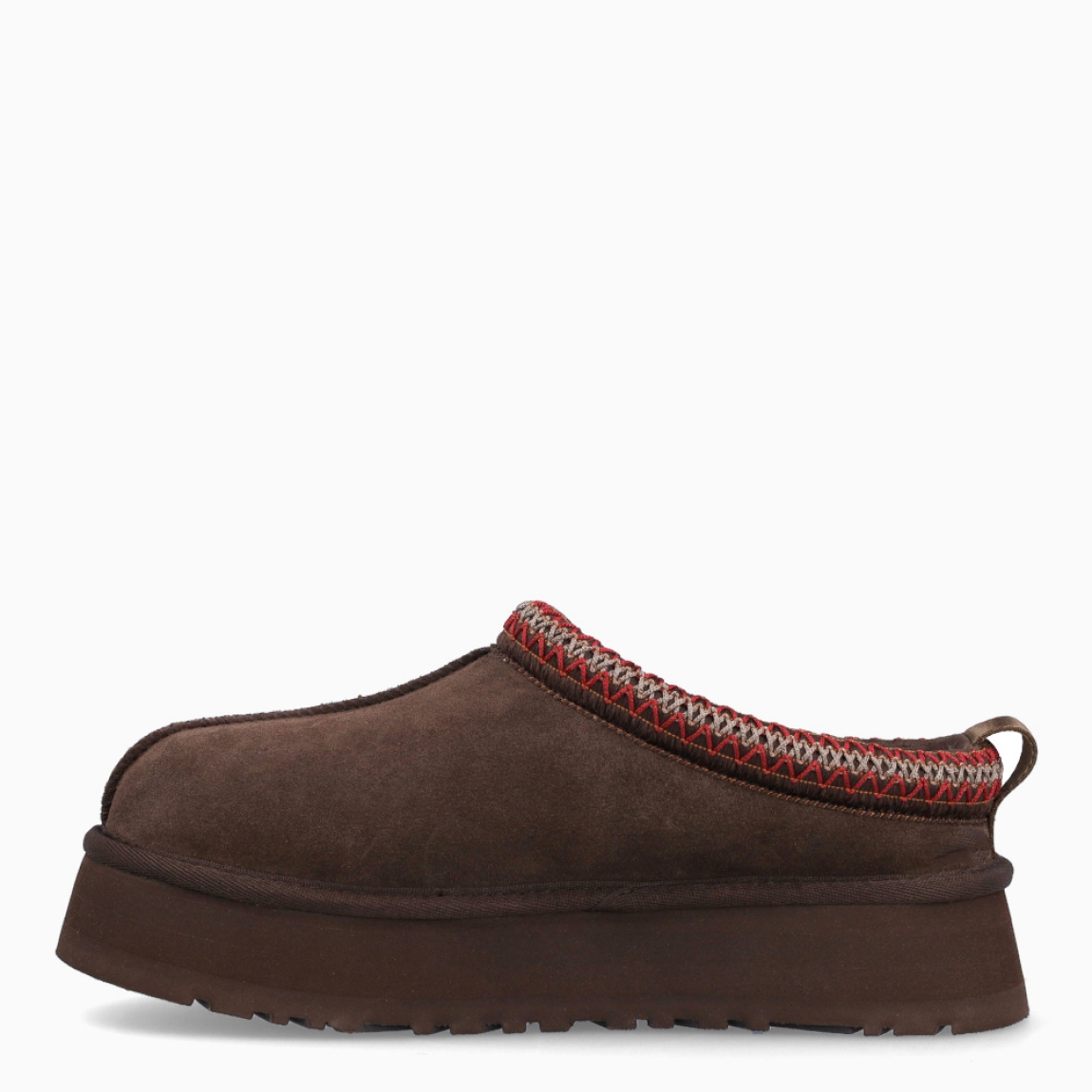 Zuecos TAZZ II de UGG en DUSTED COCOA / marrón oscuro. Exterior en ante color marrón oscuro de piel de oveja ultrasuave con logotipo UGG grabado. Interior y plantilla forrado de pelo de oveja natural. Suela de los zuecos de goma eva de caña de azucar con plataforma de 4,4cm de altura. Estos zuecos UGG TAZZ II son la tendencia de temporada, combina un estilo moderno y una comodidad única que no te puede faltar!