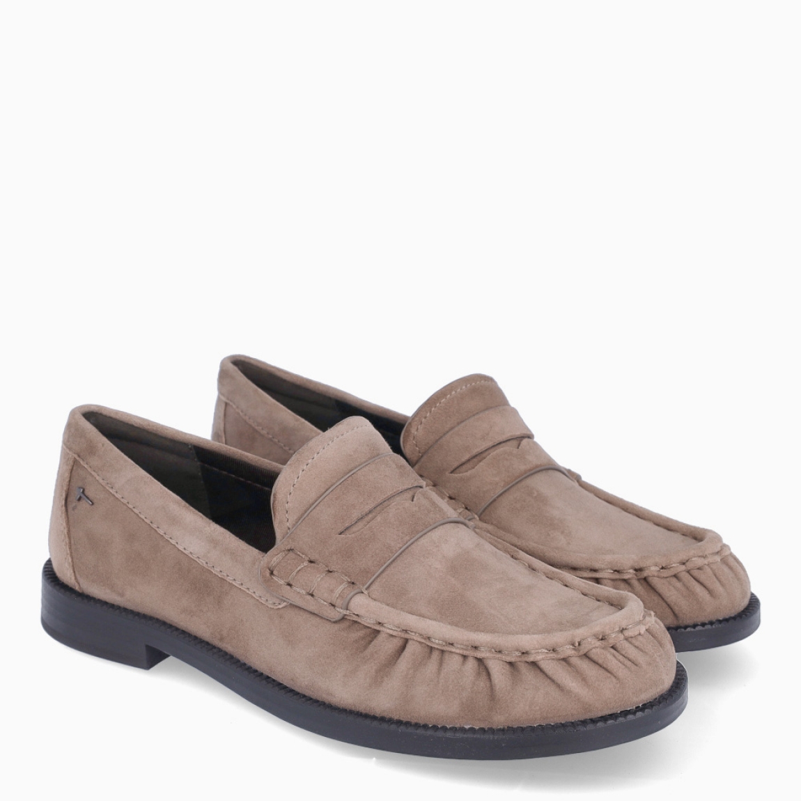 Los mocasines Tamaris, modelo MADELEI. son el equilibrio perfecto entre elegancia, comodidad y versatilidad. Confeccionados en ante color taupe, destacan por su diseño clásico y atemporal, realzado con una puntera de acabado corrugado que aporta un toque distintivo.Su suela plana y la puntera redonda ofrecen una pisada estable y confortable para el día a día. Los detalles de la clásica tira, el sutil fruncido y las costuras inspiradas en el mocasín tradicional aportan un aire moderno y sofisticado, convirtiéndolos en un imprescindible para cualquier ocasión.Además, incorporan la tecnología TOUCH-IT de Tamaris MADELEI, una plantilla con amortiguación que se adapta al pie y proporciona una comodidad excepcional durante toda la jornada.Un básico imprescindible de fondo de armario que combina fácilmente con cualquier look, desde el más casual hasta el más elegante.