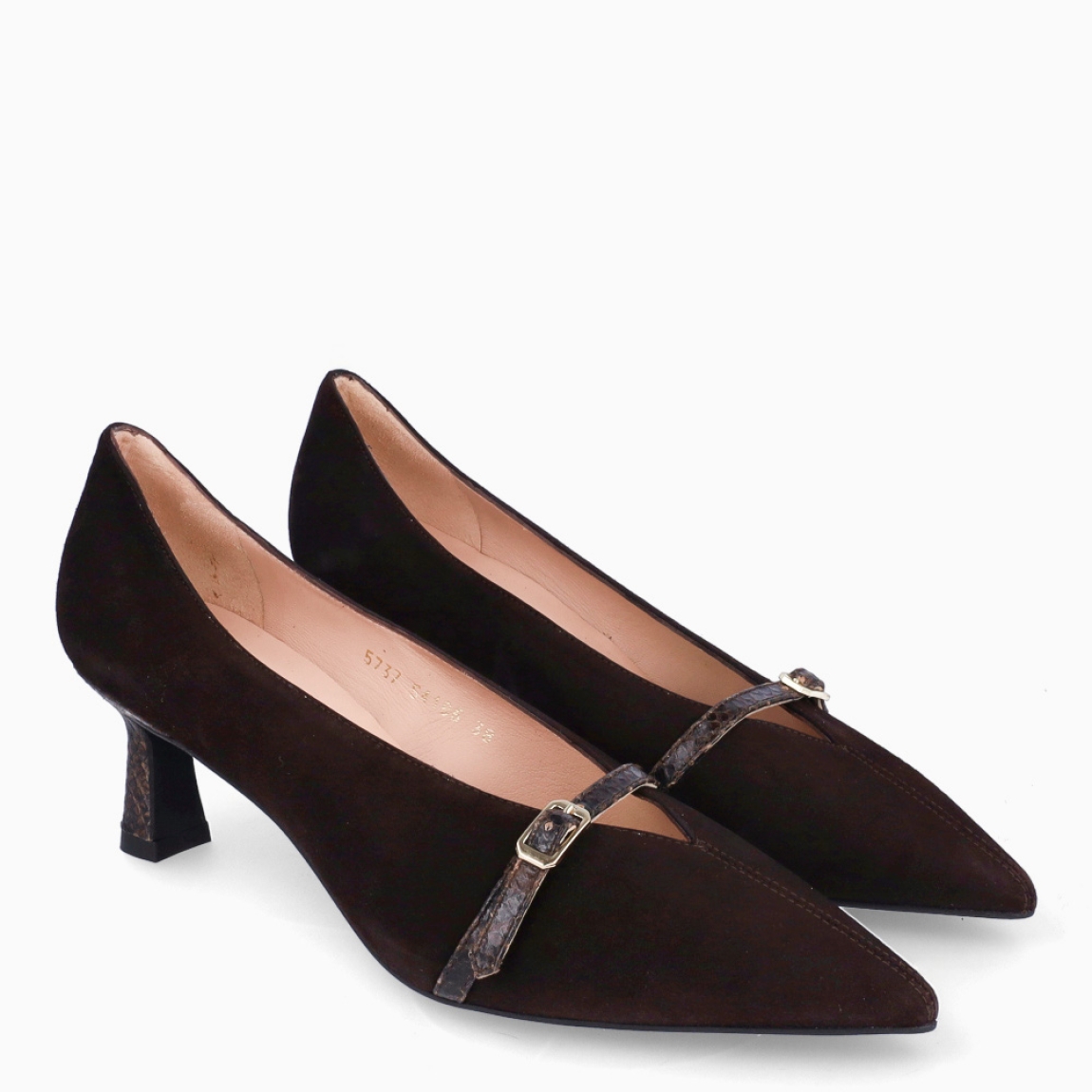 Salones de la marca Munné, modelo AZURA. Elaborados en ante color marrón oscuro con punta de lápiz. Interior en piel color nude con plantilla acolchada para máxima comodidad. Detalle de hebilla en pala con estampado animal print, al igual que el talón de 5cm de altura. Estos salones Munné AZURA, son un complemento que estilizará tus looks!