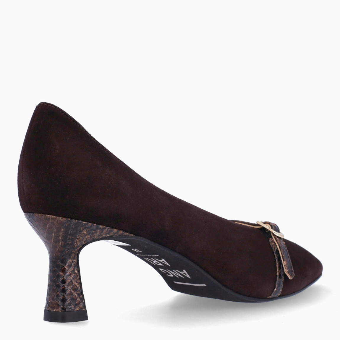 Salones de la marca Munné, modelo AZURA. Elaborados en ante color marrón oscuro con punta de lápiz. Interior en piel color nude con plantilla acolchada para máxima comodidad. Detalle de hebilla en pala con estampado animal print, al igual que el talón de 5cm de altura. Estos salones Munné AZURA, son un complemento que estilizará tus looks!