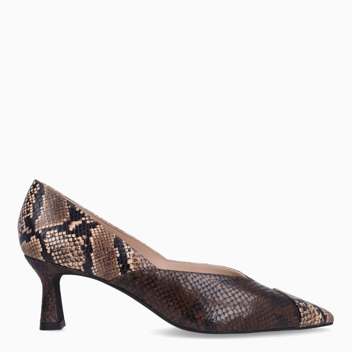 Salones de la marca Munné, modelo AMALFI. Elaborados en piel con estampado de serpiente con punta de lápiz. Interior en piel color nude con plantilla acolchada para máxima comodidad. Salones con un talón de 5cm de altura. Estos salones Munné AMALFI, son un complemento que estilizará tus looks!