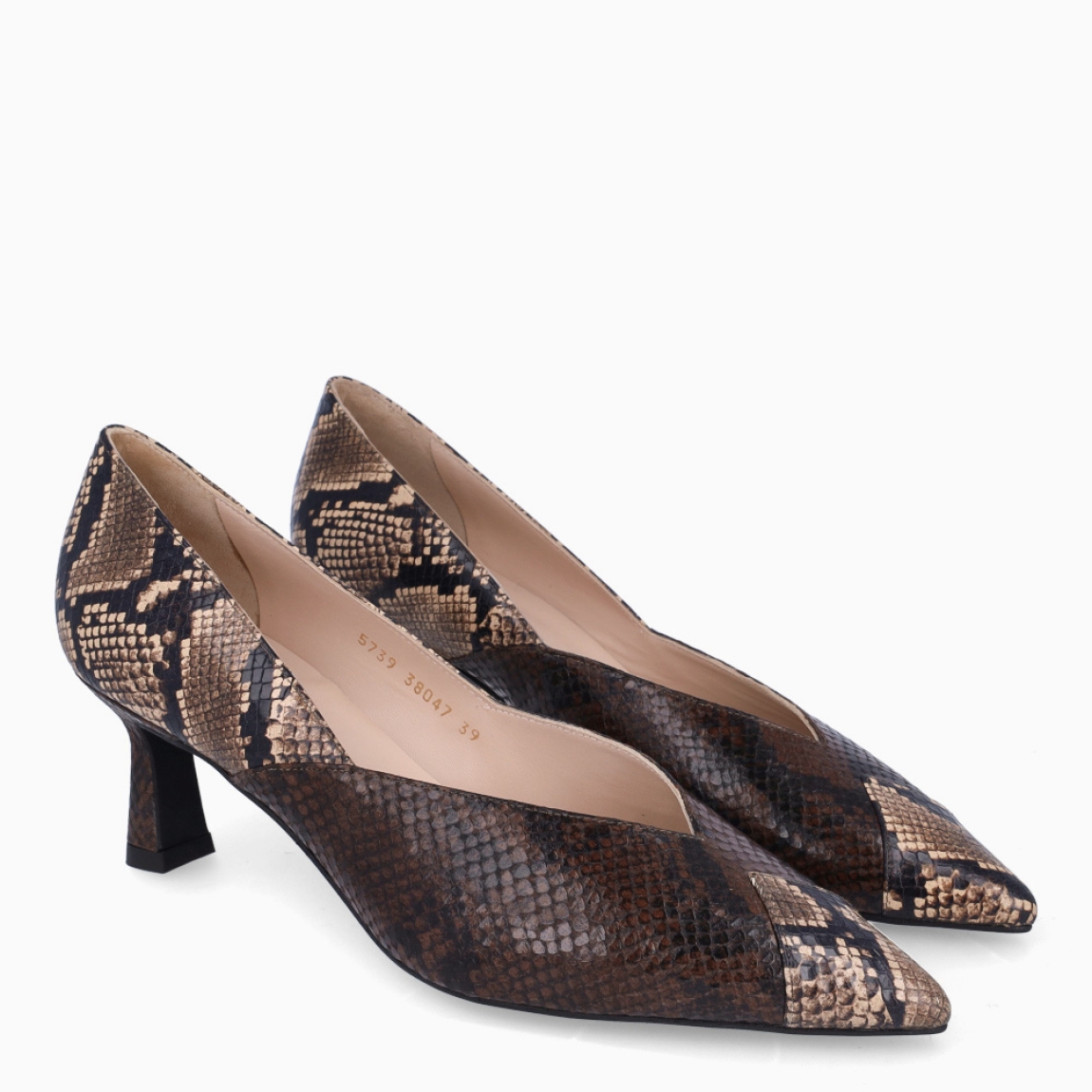 Salones de la marca Munné, modelo AMALFI. Elaborados en piel con estampado de serpiente con punta de lápiz. Interior en piel color nude con plantilla acolchada para máxima comodidad. Salones con un talón de 5cm de altura. Estos salones Munné AMALFI, son un complemento que estilizará tus looks!
