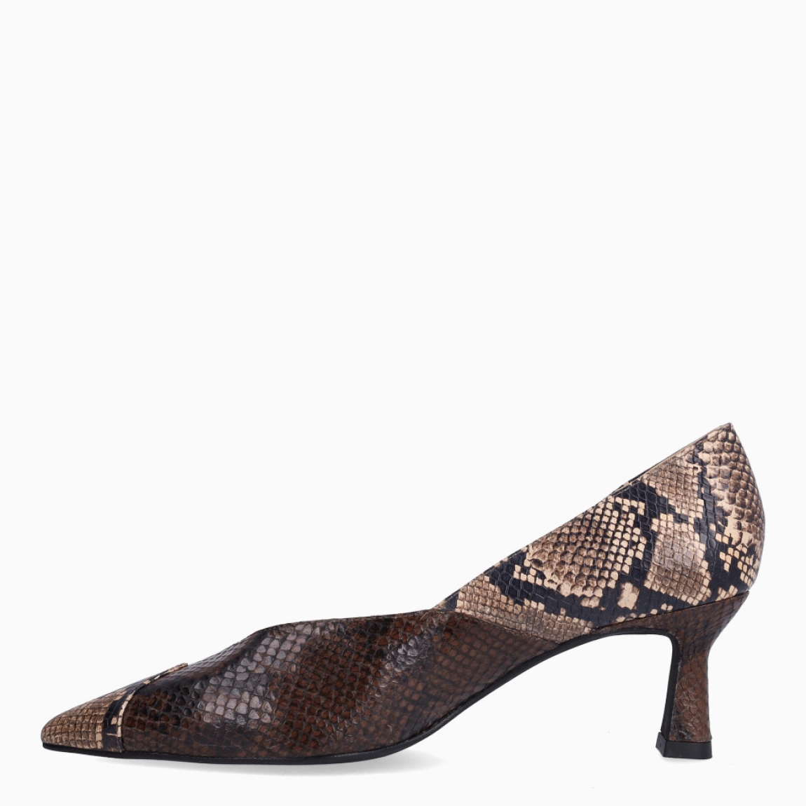 Salones de la marca Munné, modelo AMALFI. Elaborados en piel con estampado de serpiente con punta de lápiz. Interior en piel color nude con plantilla acolchada para máxima comodidad. Salones con un talón de 5cm de altura. Estos salones Munné AMALFI, son un complemento que estilizará tus looks!