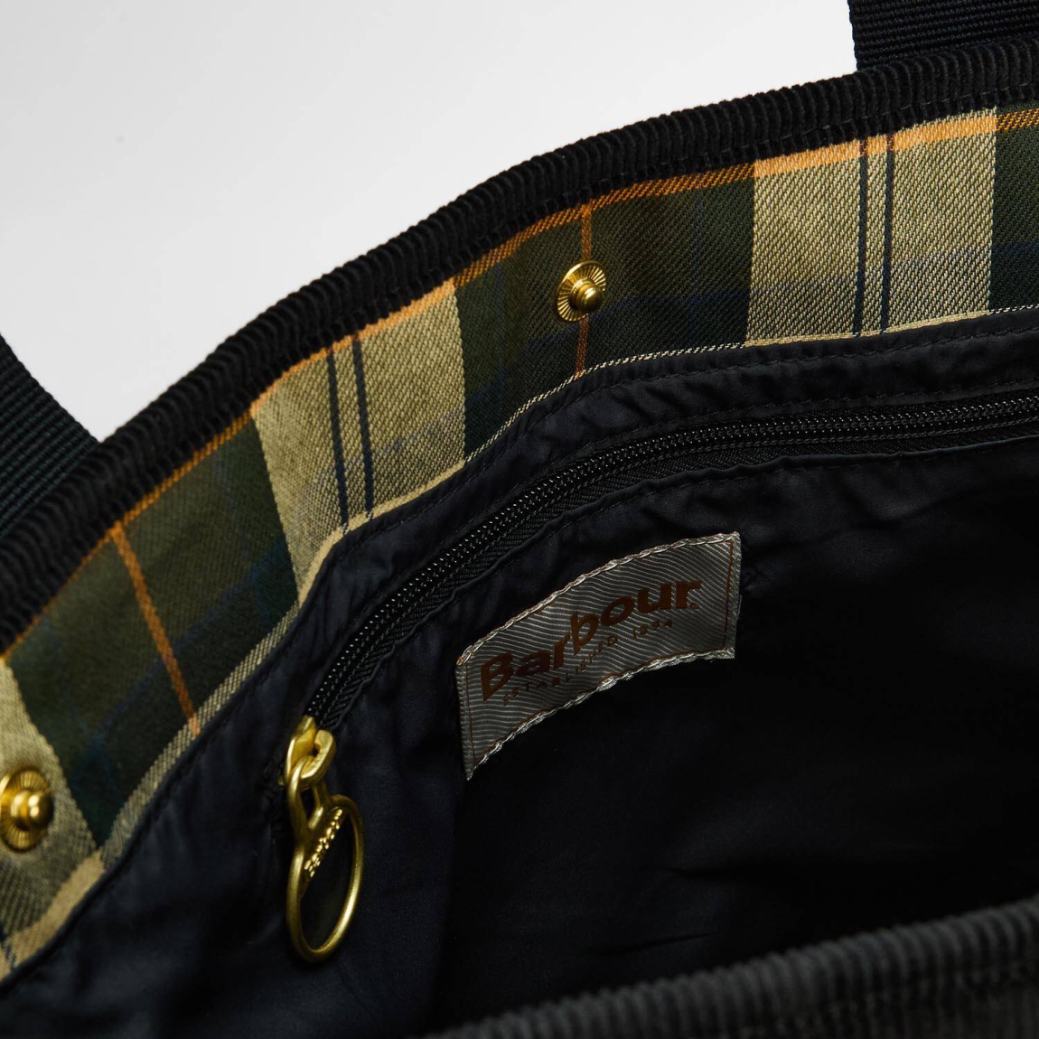 Bolso de la marca Barbour, modelo HEALY. Bolso elaborado en textil color negro con textura acolchada. Bolso shopper con asa de hombro y un espacio interior perfecto para guardar tus imprescindibles! Medidas: alto 36cm y ancho 45cm.