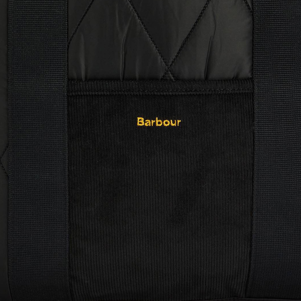 Bolso de la marca Barbour, modelo HEALY. Bolso elaborado en textil color negro con textura acolchada. Bolso shopper con asa de hombro y un espacio interior perfecto para guardar tus imprescindibles! Medidas: alto 36cm y ancho 45cm.