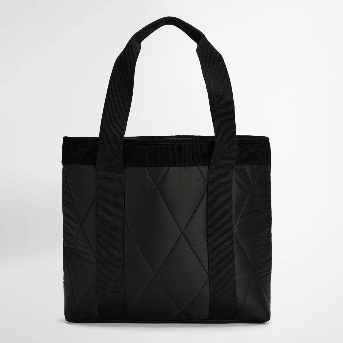 Bolso de la marca Barbour, modelo HEALY. Bolso elaborado en textil color negro con textura acolchada. Bolso shopper con asa de hombro y un espacio interior perfecto para guardar tus imprescindibles! Medidas: alto 36cm y ancho 45cm.