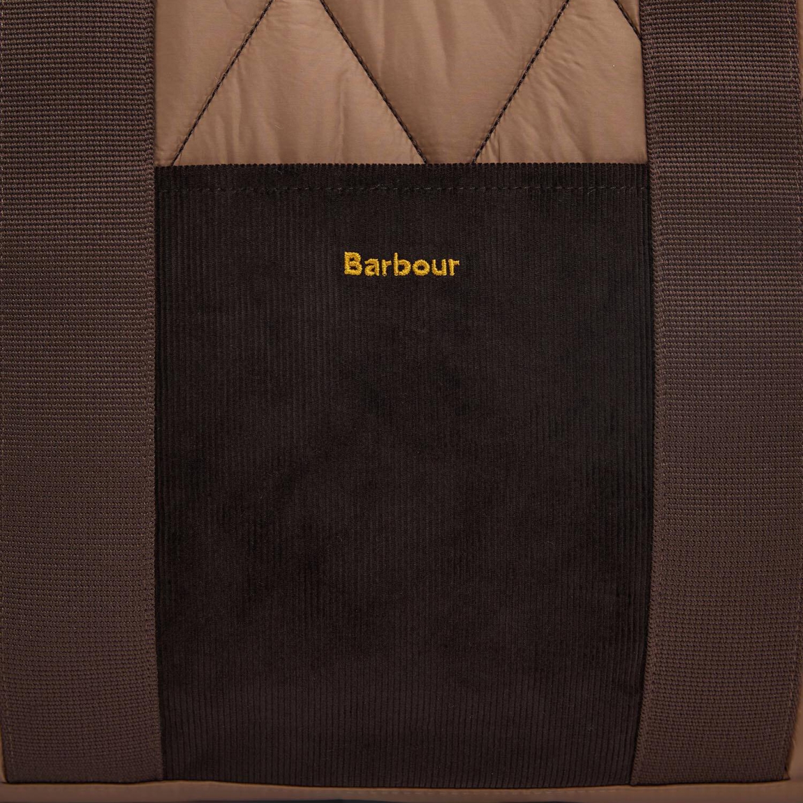 Bolso de la marca Barbour, modelo HEALY. Bolso elaborado en textil color marrón con textura acolchada. Bolso shopper con asa de hombro y un espacio interior perfecto para guardar tus imprescindibles! Medidas: alto 36cm y ancho 45cm.