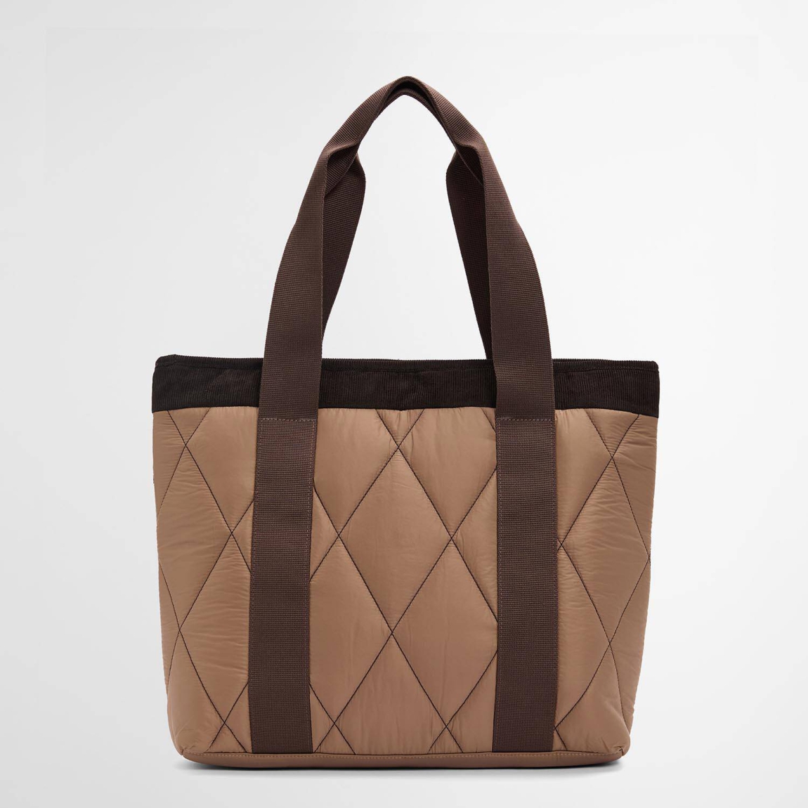 Bolso de la marca Barbour, modelo HEALY. Bolso elaborado en textil color marrón con textura acolchada. Bolso shopper con asa de hombro y un espacio interior perfecto para guardar tus imprescindibles! Medidas: alto 36cm y ancho 45cm.
