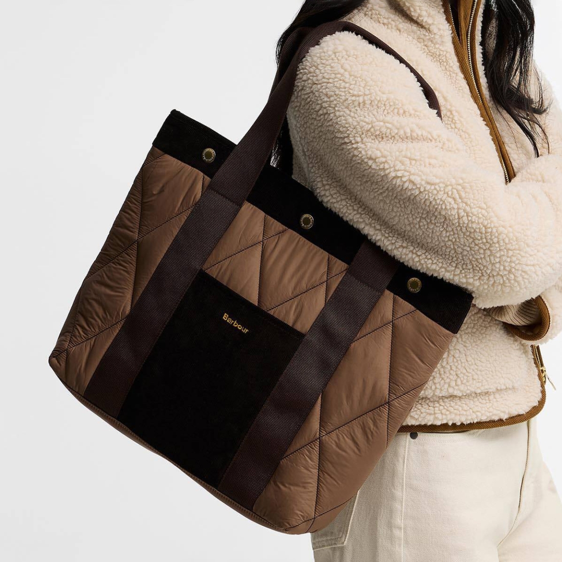 Bolso de la marca Barbour, modelo HEALY. Bolso elaborado en textil color marrón con textura acolchada. Bolso shopper con asa de hombro y un espacio interior perfecto para guardar tus imprescindibles! Medidas: alto 36cm y ancho 45cm.