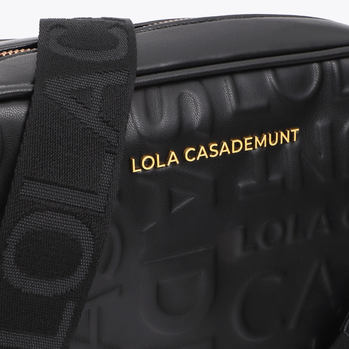 Bandolera básica de la marca Lola Casademunt, modelo ELORA. Bandolera confeccionada en material resistente con acabado negro. Diseño compacto con logo en relieve. Incluye correa ajustable para mayor comodidad y cierre superior con cremallera. Bandolera Lola Casademunt ELORA, ideal para llevar a todos lados!ALTO 17cm ANCHO 24cm PROFUNDIDAD 8cm