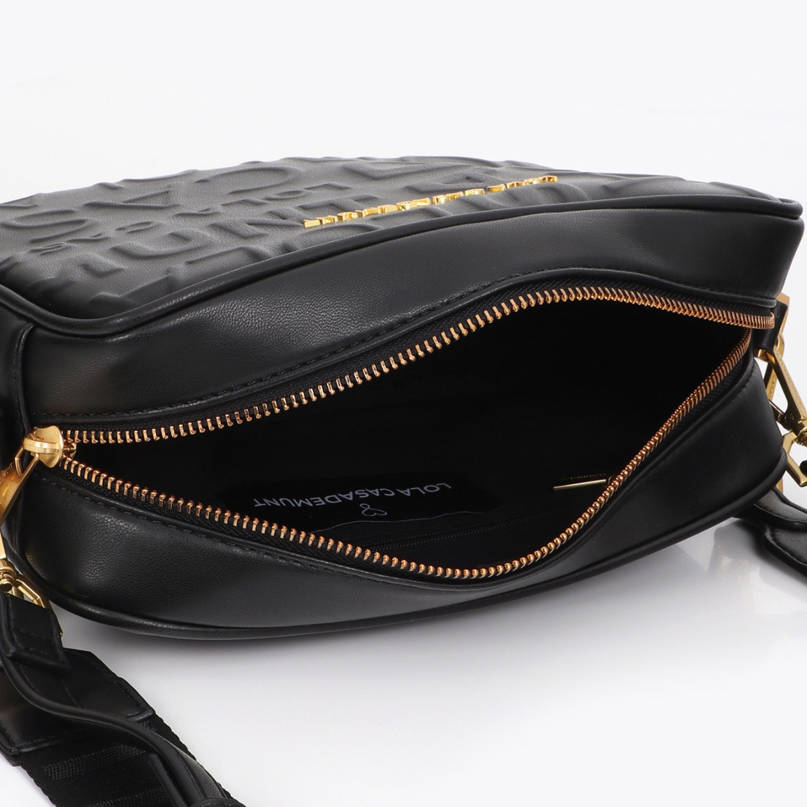 Bandolera básica de la marca Lola Casademunt, modelo ELORA. Bandolera confeccionada en material resistente con acabado negro. Diseño compacto con logo en relieve. Incluye correa ajustable para mayor comodidad y cierre superior con cremallera. Bandolera Lola Casademunt ELORA, ideal para llevar a todos lados!ALTO 17cm ANCHO 24cm PROFUNDIDAD 8cm