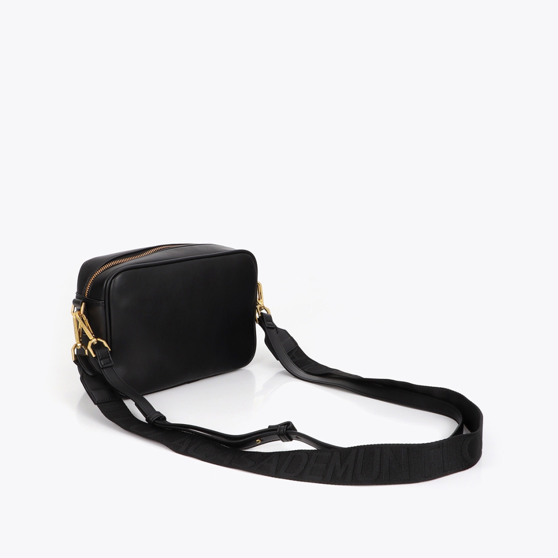 Bandolera básica de la marca Lola Casademunt, modelo ELORA. Bandolera confeccionada en material resistente con acabado negro. Diseño compacto con logo en relieve. Incluye correa ajustable para mayor comodidad y cierre superior con cremallera. Bandolera Lola Casademunt ELORA, ideal para llevar a todos lados!ALTO 17cm ANCHO 24cm PROFUNDIDAD 8cm