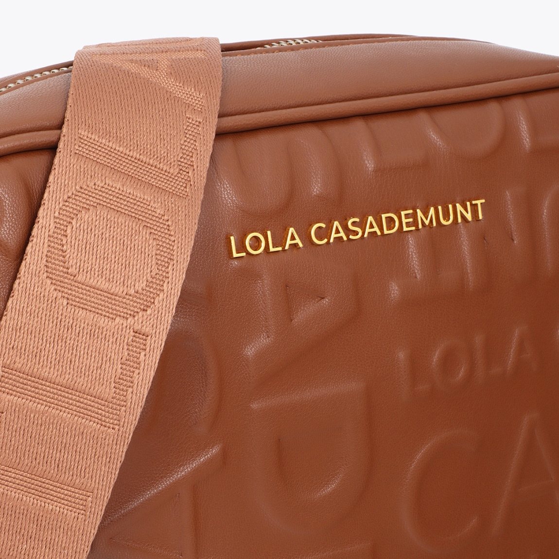 Bandolera básica de la marca Lola Casademunt, modelo ELORA. Bandolera confeccionada en material resistente con acabado marrón. Diseño compacto con logo en relieve. Incluye correa ajustable para mayor comodidad y cierre superior con cremallera. Bandolera Lola Casademunt ELORA, ideal para llevar a todos lados!ALTO 17cm ANCHO 24cm PROFUNDIDAD 8cm
