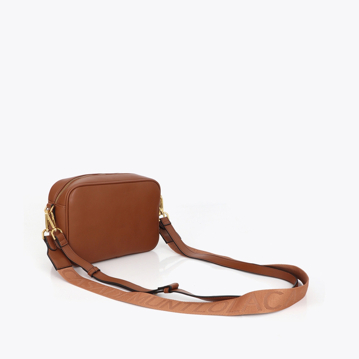 Bandolera básica de la marca Lola Casademunt, modelo ELORA. Bandolera confeccionada en material resistente con acabado marrón. Diseño compacto con logo en relieve. Incluye correa ajustable para mayor comodidad y cierre superior con cremallera. Bandolera Lola Casademunt ELORA, ideal para llevar a todos lados!ALTO 17cm ANCHO 24cm PROFUNDIDAD 8cm